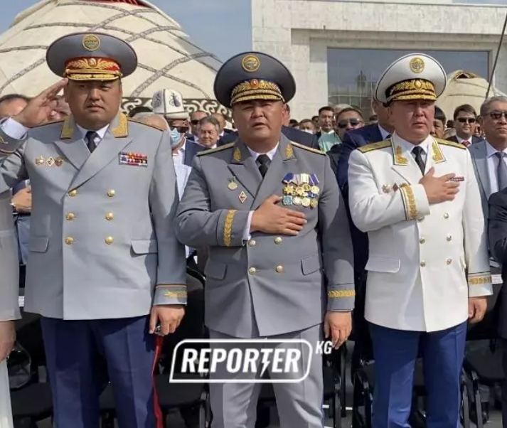 Инфошум: ГКНБ зачем-то прокомментировал, правильно ли Ташиев держал руку во время гимна на День независимости. Почему это неважно?