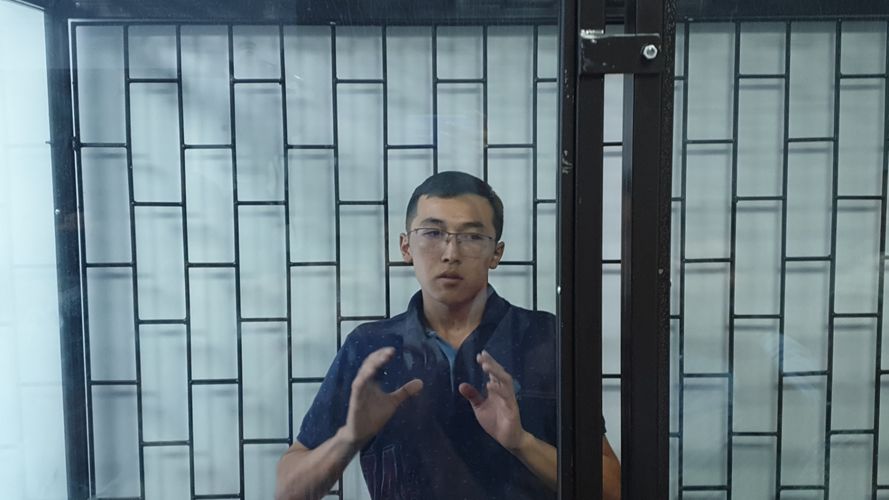 «Сижу в камере, где сидел Жапаров». В Бишкеке судят 19-летнего блогера Ырыса Жекшеналиева