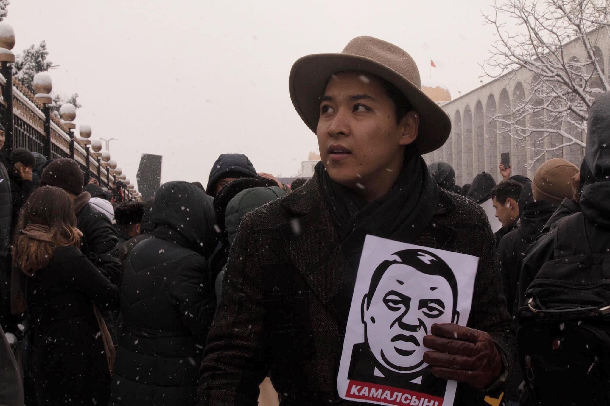 В Бишкеке задержали, а затем отпустили активиста Эрика Абдыкалыкова. Ранее он призывал встретить сборную России антивоенными лозунгами