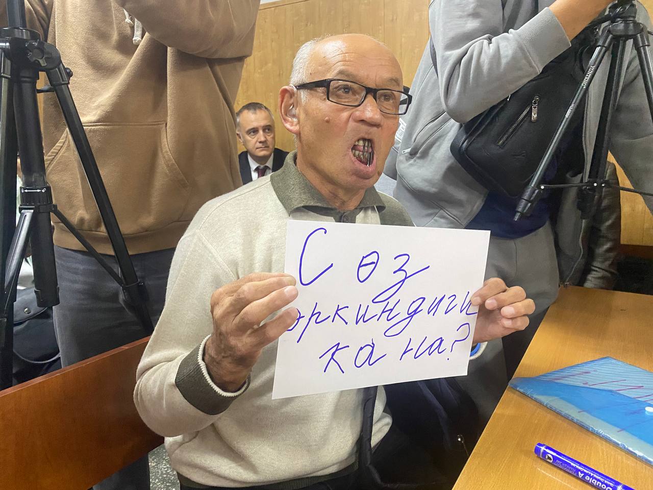Одним кадром: Активист Токтонасыров интересуется, есть ли свобода слова в Кыргызстане