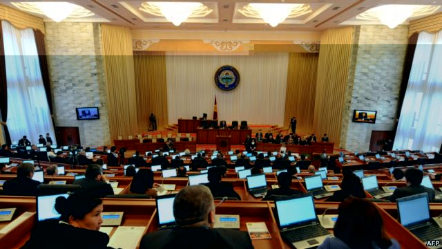 Законопроекты о СМИ и об отказе от служебных квартир привели к спорам между СДПК и «Ата Мекеном»