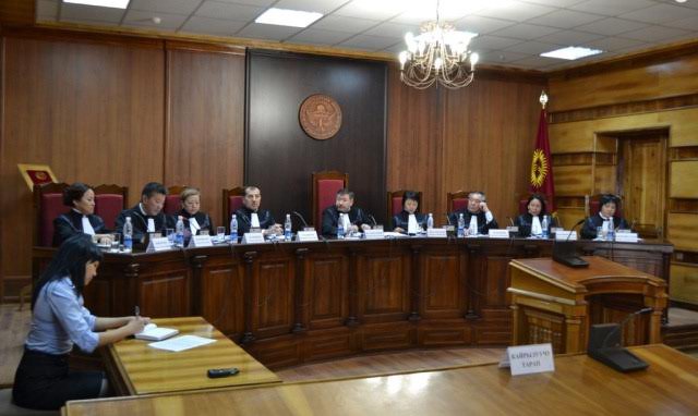 Конституционная палата намерена рассмотреть отозванное заявление Сооронкуловой