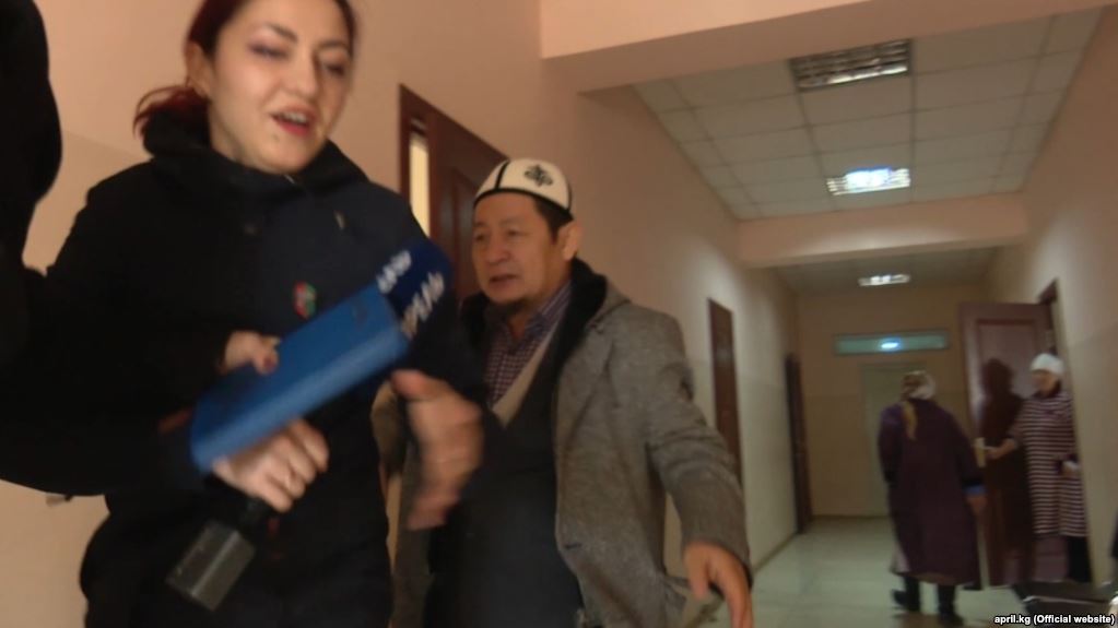 Знахарь Зайналиев силой вытолкал журналистов «Апреля» из здания своей клиники