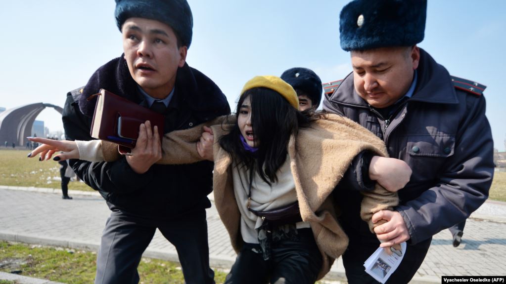 Верховный суд отменил решение предыдущих инстанций о законности действий милиции на женском марше в Бишкеке