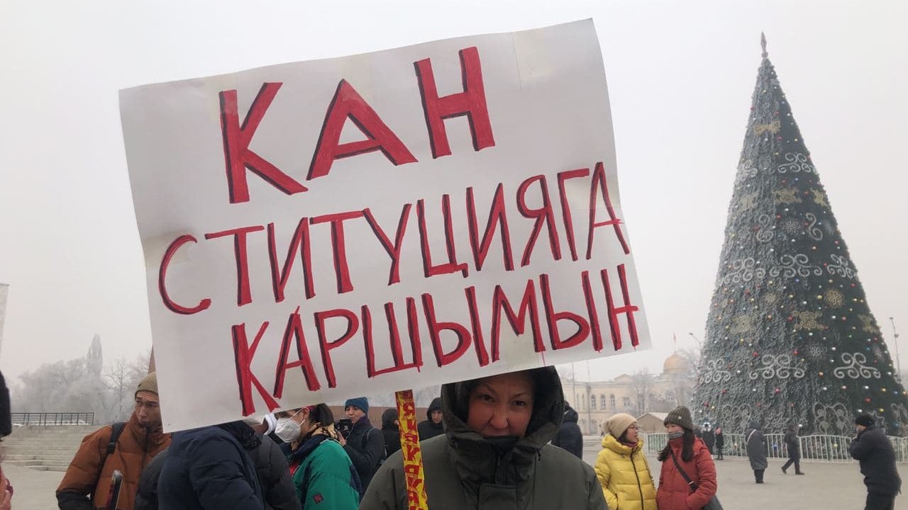 В Бишкеке прошел воскресный марш против изменения Конституции