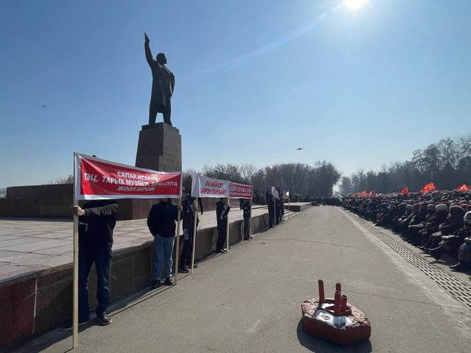 В Оше проходит митинг в поддержку Матраимова и против радио «Азаттык»