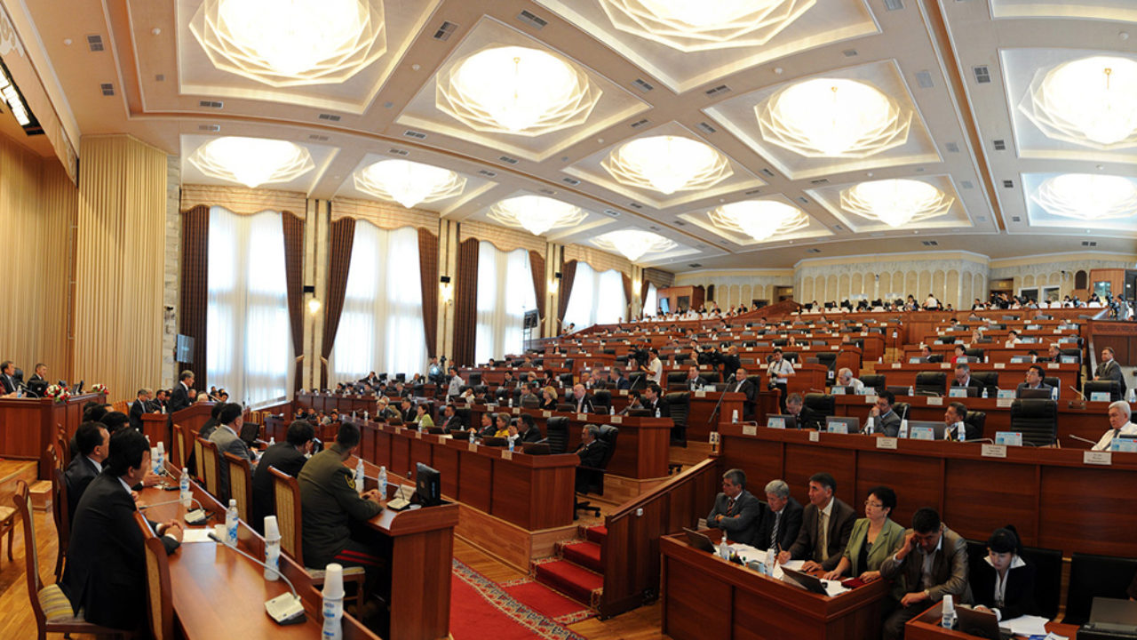 В парламенте предлагают принимать закон о референдуме по изменению Конституции без обсуждения сразу в трех чтениях