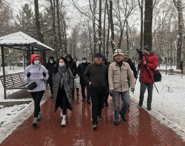 В Бишкеке прошли воскресный марш за законность и митинг против НПО и «Азаттык»