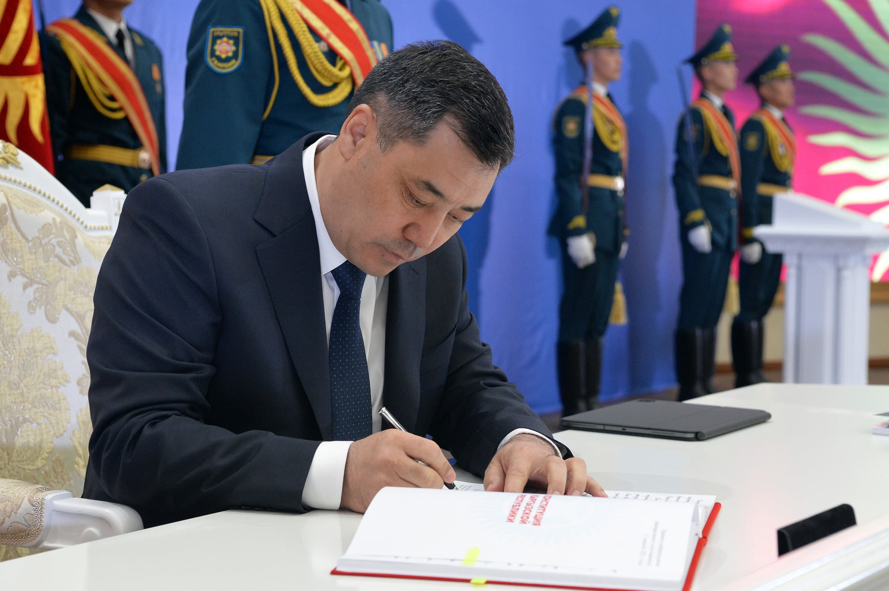 Одним кадром: Садыр Жапаров подписал новую Конституцию