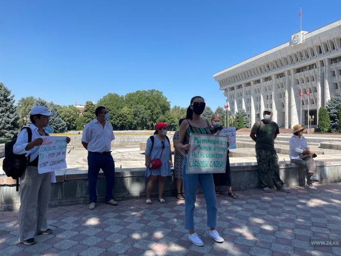 Нет цензуре! В Бишкеке началась акция против законопроекта Гульшат Асылбаевой