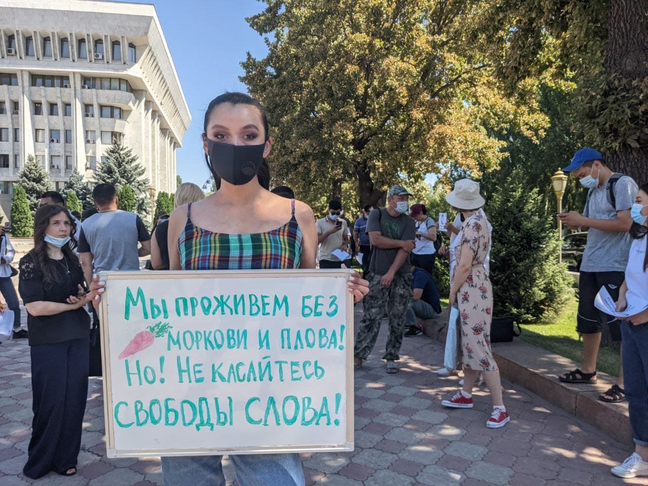 «Не касайтесь свободы слова!» В Бишкеке прошел митинг против переработанного законопроекта «О манипулировании информацией»