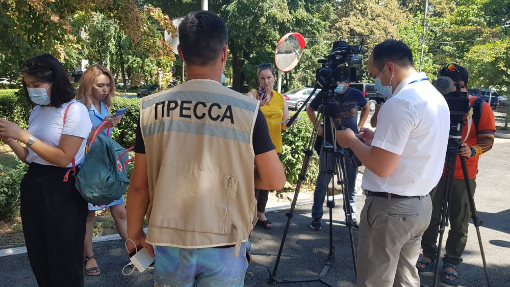 Некоторые СМИ не пустили на пресс-конференцию к главе ГКНБ Камчыбеку Ташиеву