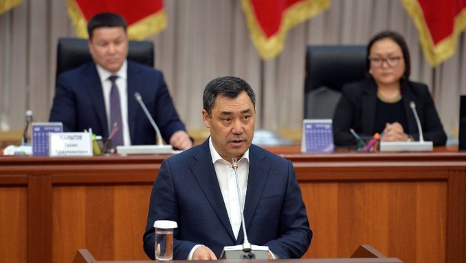 Садыр Жапаров просит Жогорку Кенеш поддержать скандальный законопроект о блокировке фейков