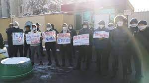 «Не покушайтесь на свободу слова». Возле здания ГКНБ прошёл митинг сторонников задержанного Ураимова