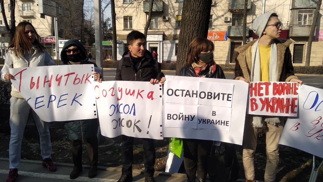 У посольства России в Бишкеке запретили митинги. Там проходили акции против войны с Украиной (и в поддержку России – тоже)