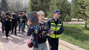 В ГУВД Бишкека попытались объяснить, почему задержали участников антипутинского митинга