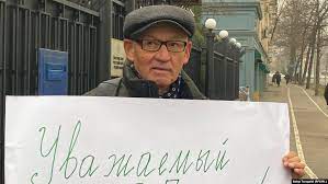 Запретивший правозащитнику давать показания на кыргызском судья получил дисциплинарное взыскание
