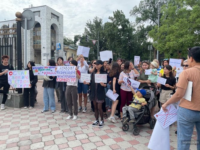 Митинг в защиту женщин и против инициативы Шайлообека Атазова проходит в Бишкеке