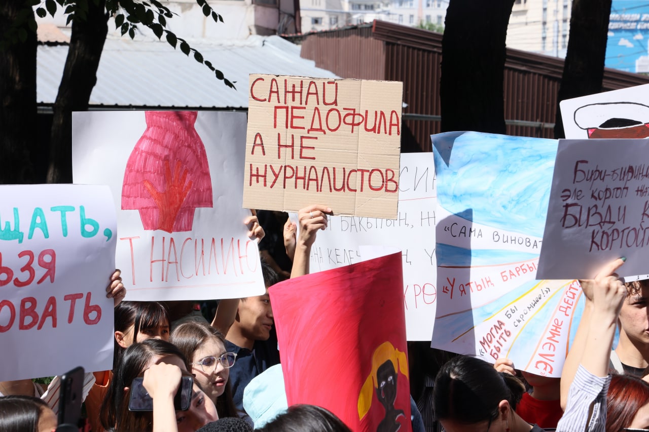 В Бишкеке и Оше прошли акции против насилия в отношении девочек и женщин