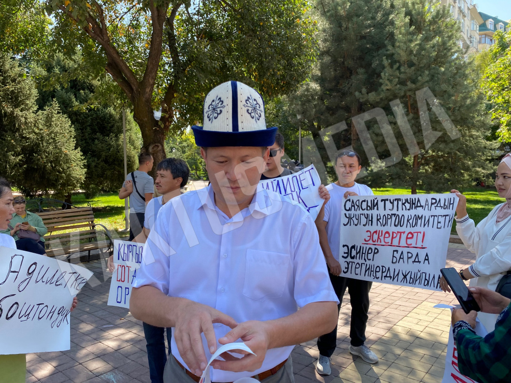 Митинг в поддержку активистов все-таки проходит. Но в сквере им. Горького