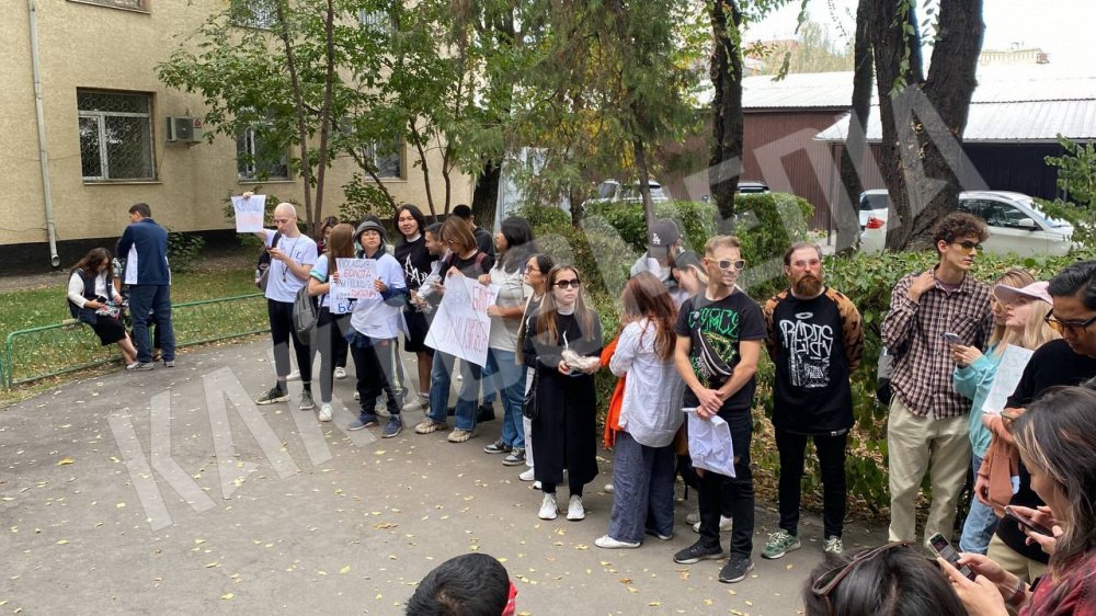 Возле суда проходит митинг в поддержку Болота Темирова