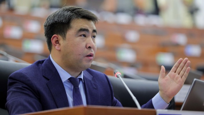 Жанар Акаев потребовал от депутатов прекратить очернение «Азаттыка», Kaktus.media и Kloop