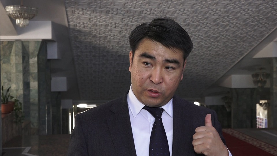 Жанар Акаев призвал власти Кыргызстана отпустить задержанных политиков и активистов