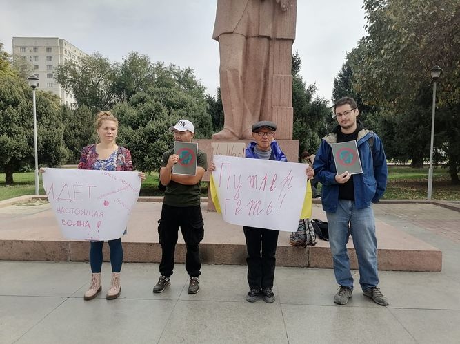 Конфликт в Украине. Активист все же провел пикет в Бишкеке