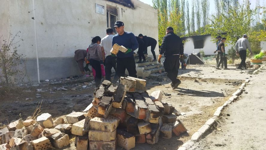 Вторжение в Кыргызстан. Журналисты Баткена помогают очистить село Ак-Сай