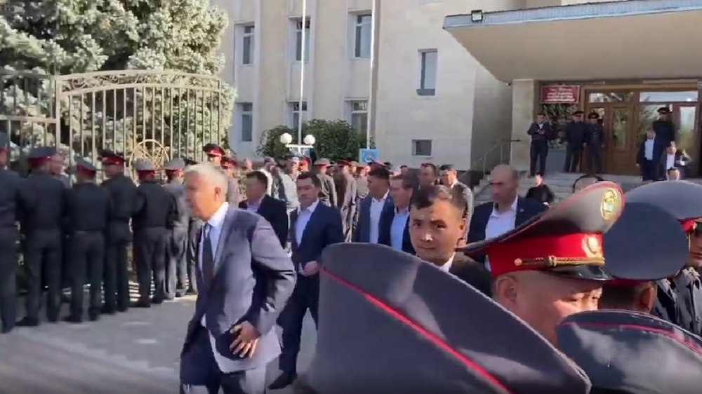 Как возмущенные граждане провожали Садыра Жапарова после встречи в Узгене. Видео