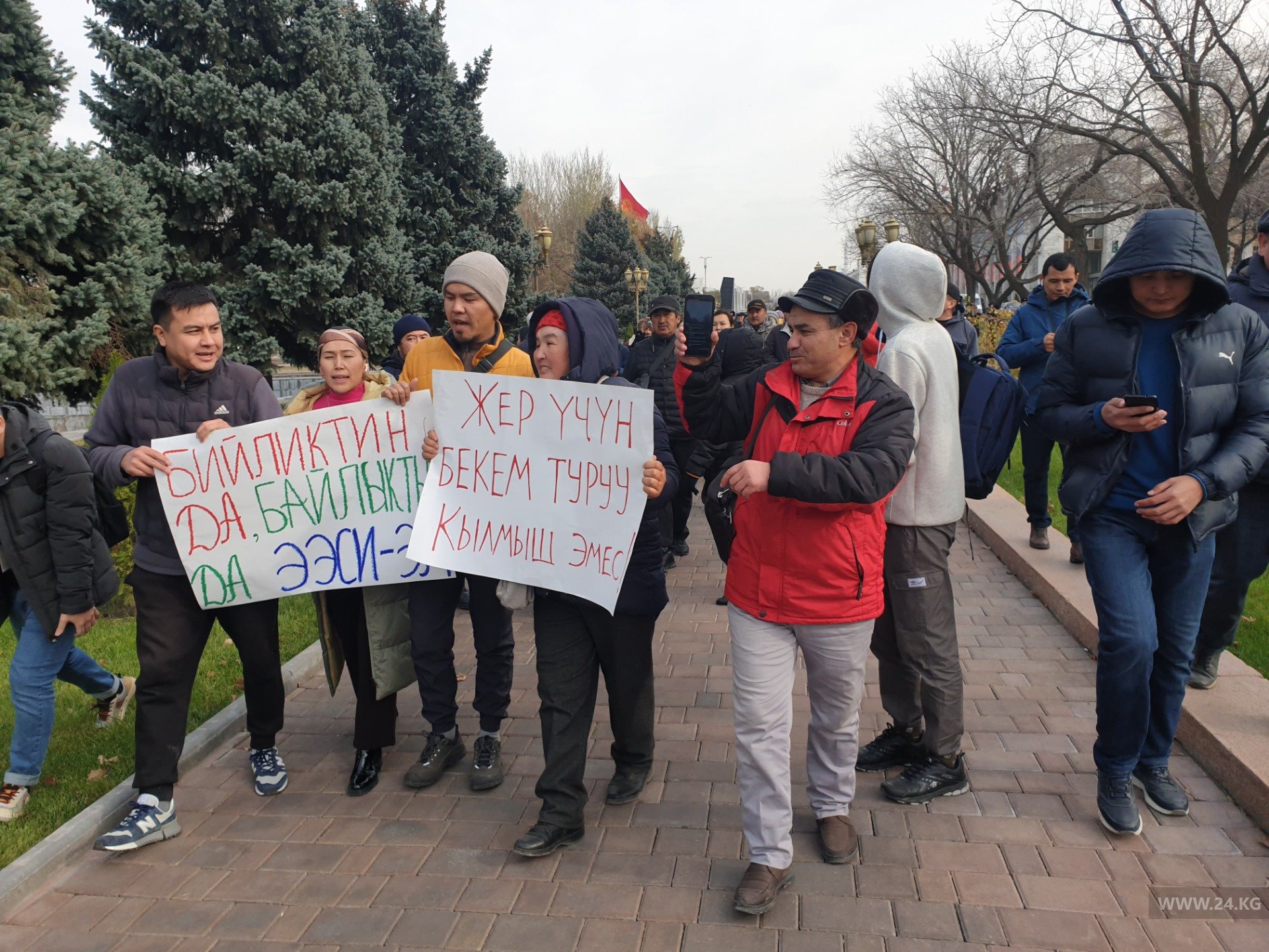 Митингующие против передачи Кемпир-Абада пешим маршем прошли к скверу Горького