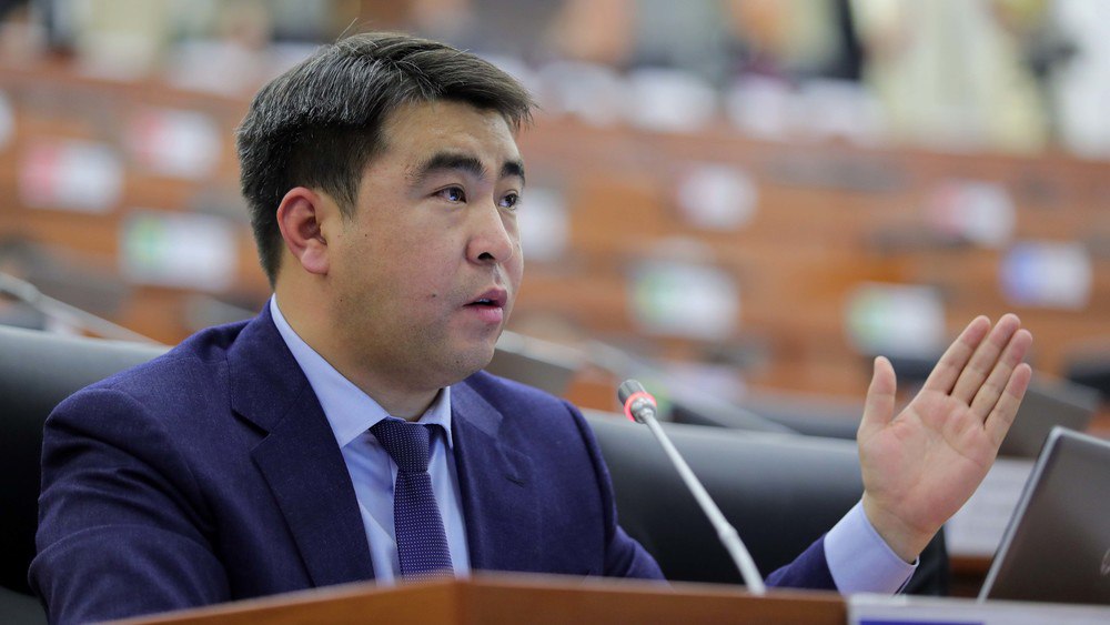 Жанар Акаев рассказал, как в парламенте собирали подписи против «Азаттыка»
