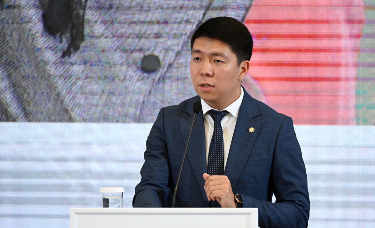 Султанбаев: Мы будем поддерживать здоровый уровень свободы слова