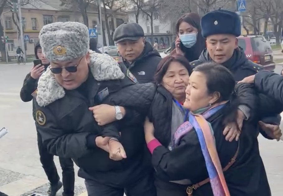 Толкнули и поволокли. У Белого дома задержали правозащитницу Абдирасулову, не проводившую никаких акций