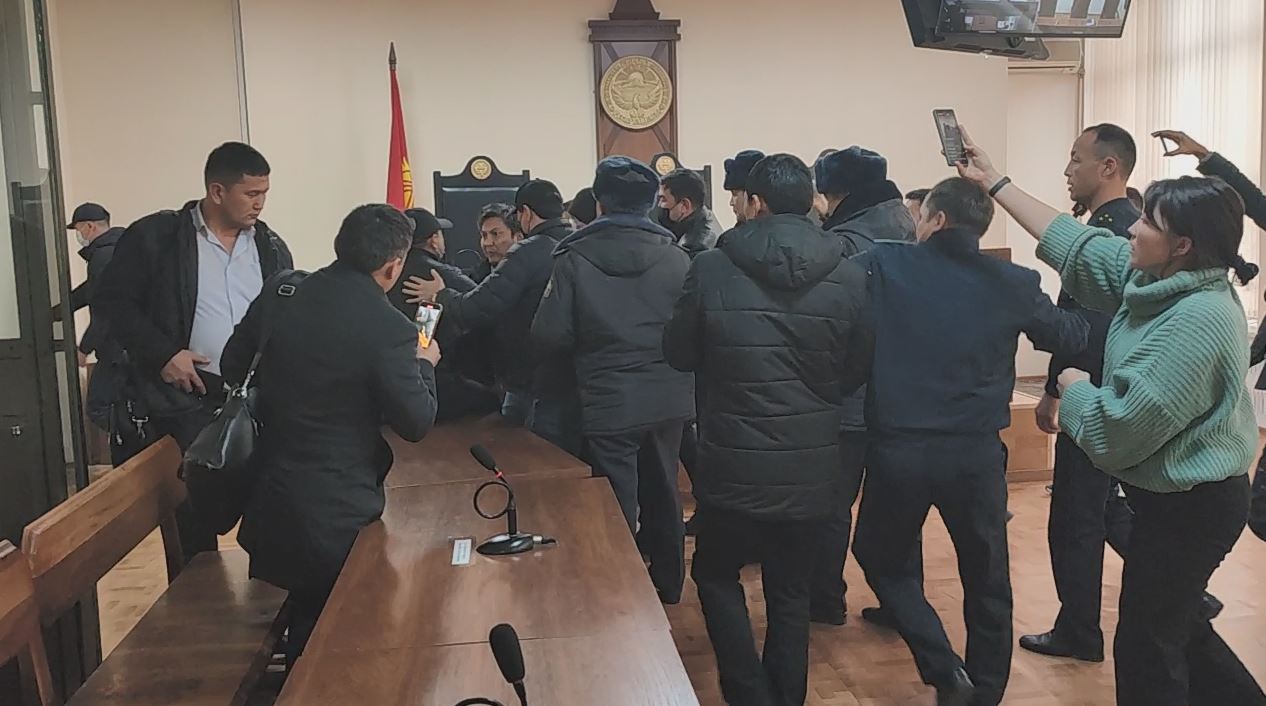 Болота Темирова задержали в зале суда и увезли в неизвестном направлении