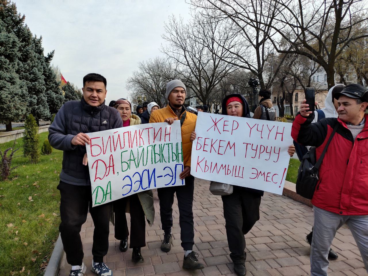 «Отстаивать свою землю — это не преступление». В Бишкеке прошел митинг против передачи Кемпир-Абада Узбекистану