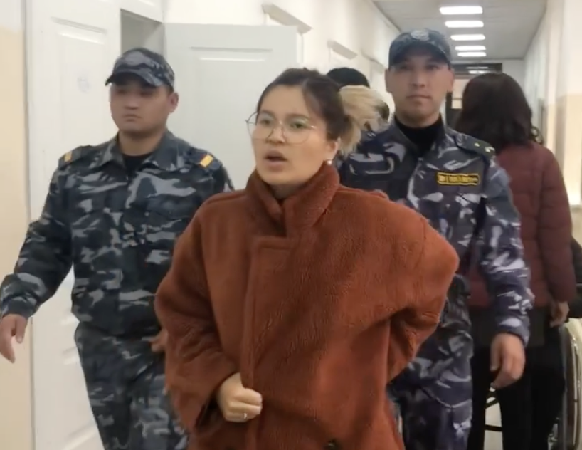 Журналистку Сатыбалдиеву вернули в ИВС из больницы, несмотря на угрозы выкидыша