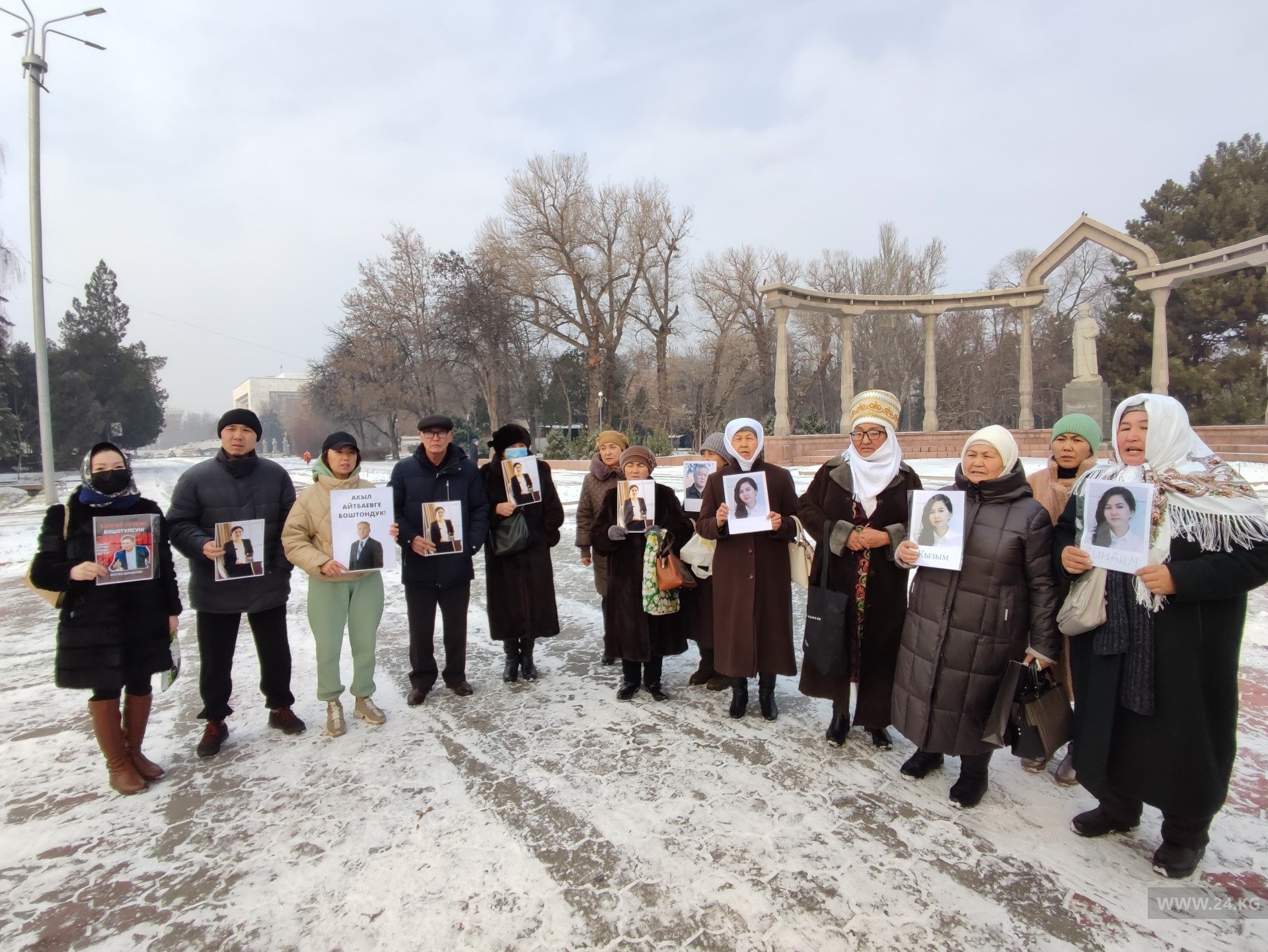 Массовые аресты. В Бишкеке родственники задержанных вновь вышли на акцию