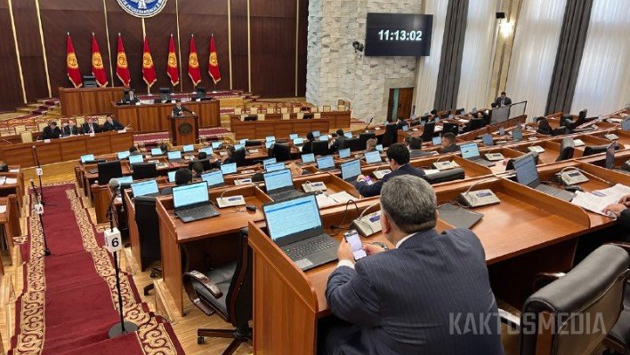 На табло — 71, по факту — 35. Депутаты принимают законопроекты в полупустом зале