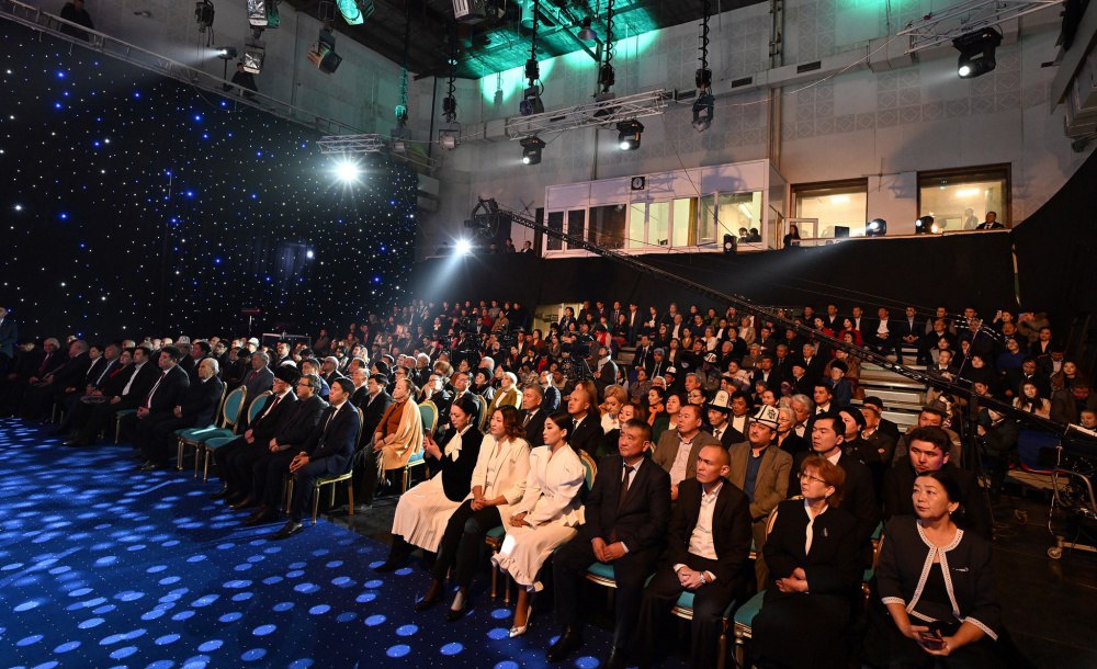 Для президента. На выступление Садыра Жапарова на НТРК привезли стулья из театра