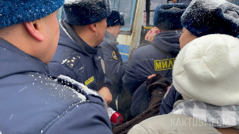 Марш в поддержку активистов. Митингующих отпустили из РУВД, пятеро предстанут перед судом