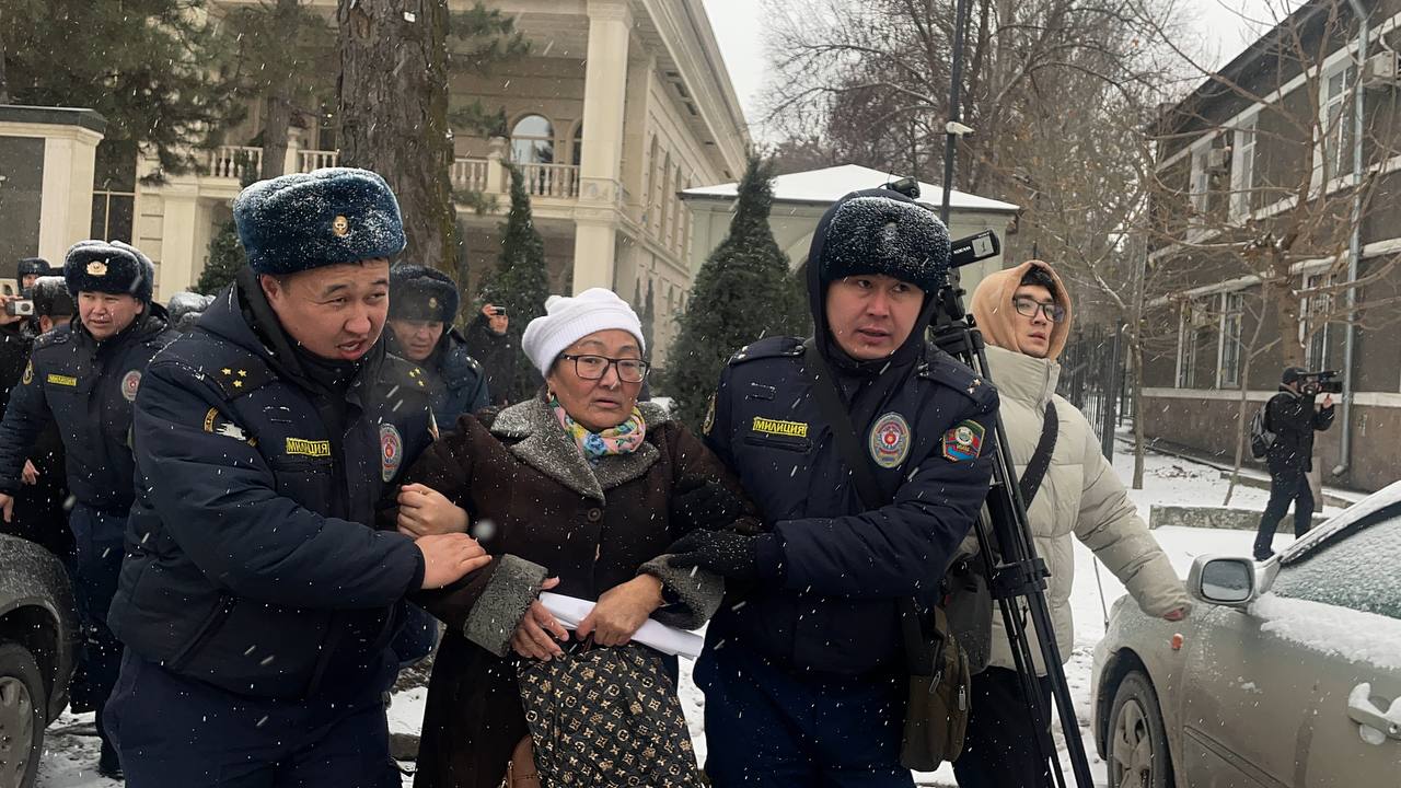 Милиция задержала около 30 человек, вышедших на митинг в поддержку арестованных по Кемпир-Абадскому делу