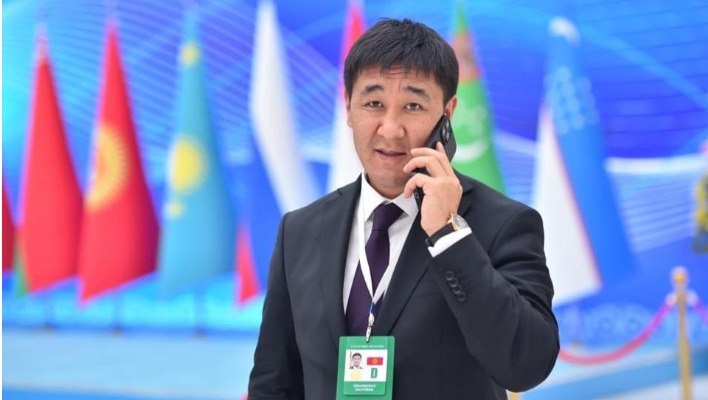 Глава пресс-службы президента призывает кыргызстанцев перейти на один сотовый оператор