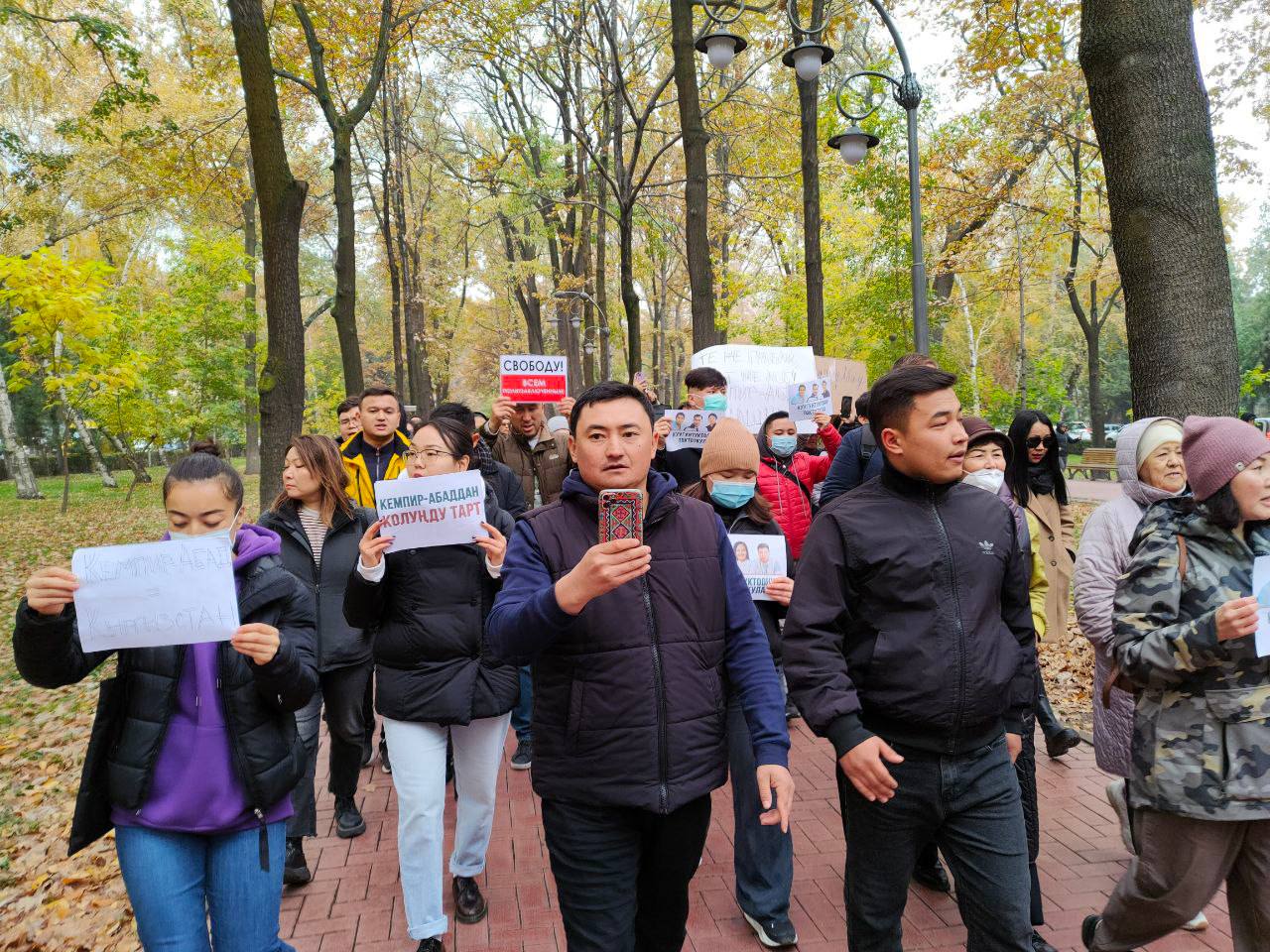 Суд запретил проводить митинги возле мэрии Бишкека, филармонии и госрезиденции