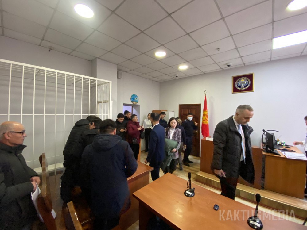 В Бишкеке начался суд по закрытию «Азаттыка». Истцы не явились. Видео