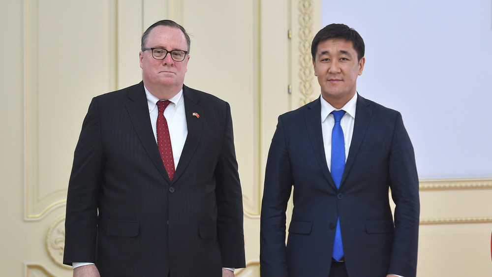 Глава службы информационной политики Администрации президента Кыргызстана обсудил с послом США в КР двустороннее взаимодействие в сфере информации
