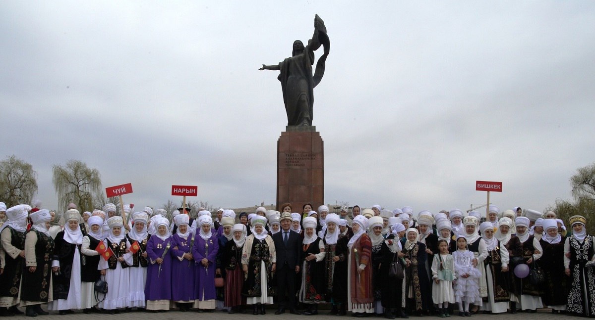 Женщины в Ак-элечеках во главе с министром труда прошлись маршем по площади Ала-Тоо, хотя там запрещены мирные собрания