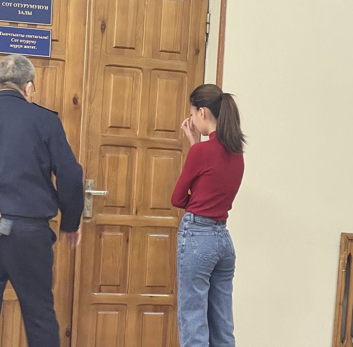 Одним кадром: На суд по Кемпир-Абадскому делу не пустили дочь активиста Мадеминова