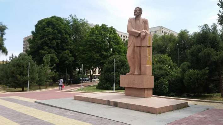 Азамат Ногойбаев назвал причину переноса митингов из центра Бишкека в сквер им. Горького
