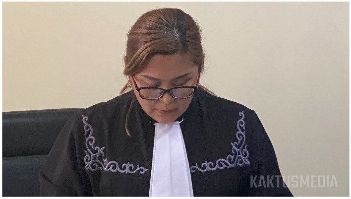 Суд закрыл «Азаттык». Вынесшая решение судья пыталась запретить журналистам снимать ее